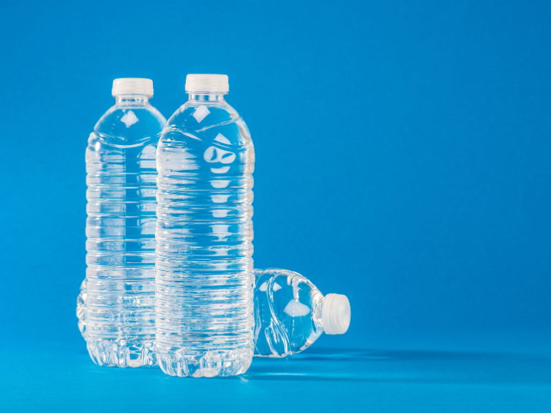 Czy picie wody z plastikowych butelek jest szkodliwe