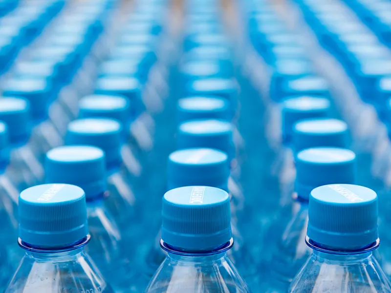 Czy picie wody z plastikowych butelek jest szkodliwe