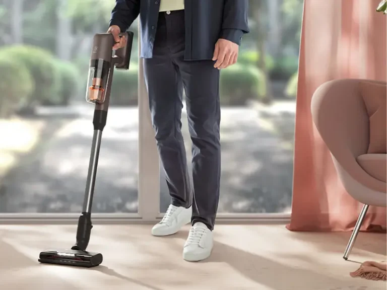 Odkurzacz pionowy z funkcją mycia podłóg Electrolux Power Hygienic 800. Źródło: Electrolux.pl