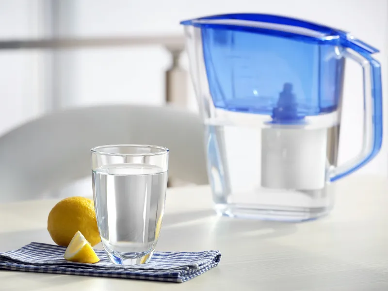 Dzbanek filtrujacy i szklanka wody