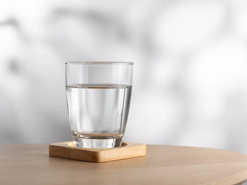 Filtr do wody w bloku. Woda w szklance