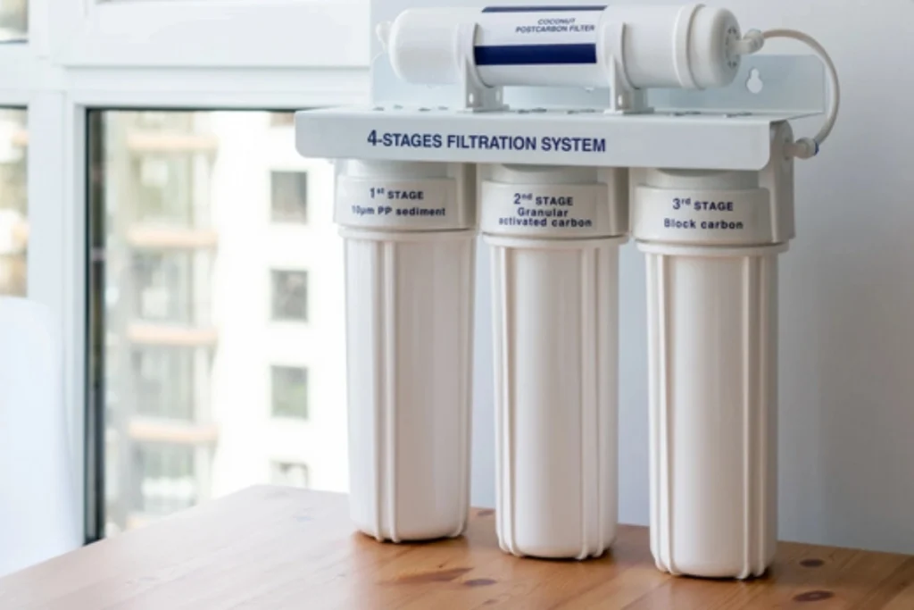 Wyjęty filtr odwróconej osmozy na szafce. Źródło: Canva.com