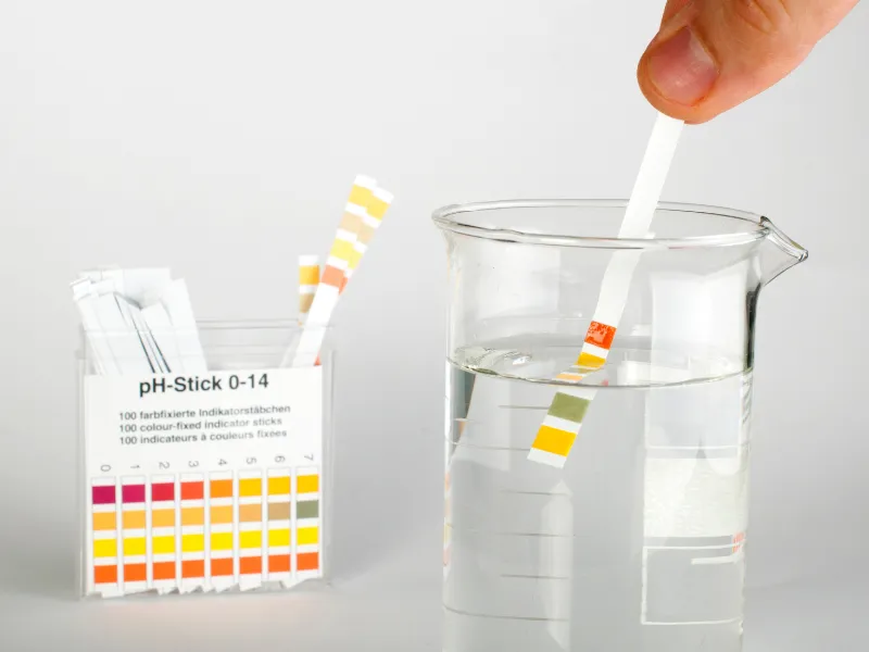 Test pH wody. Pasek lakmusowy